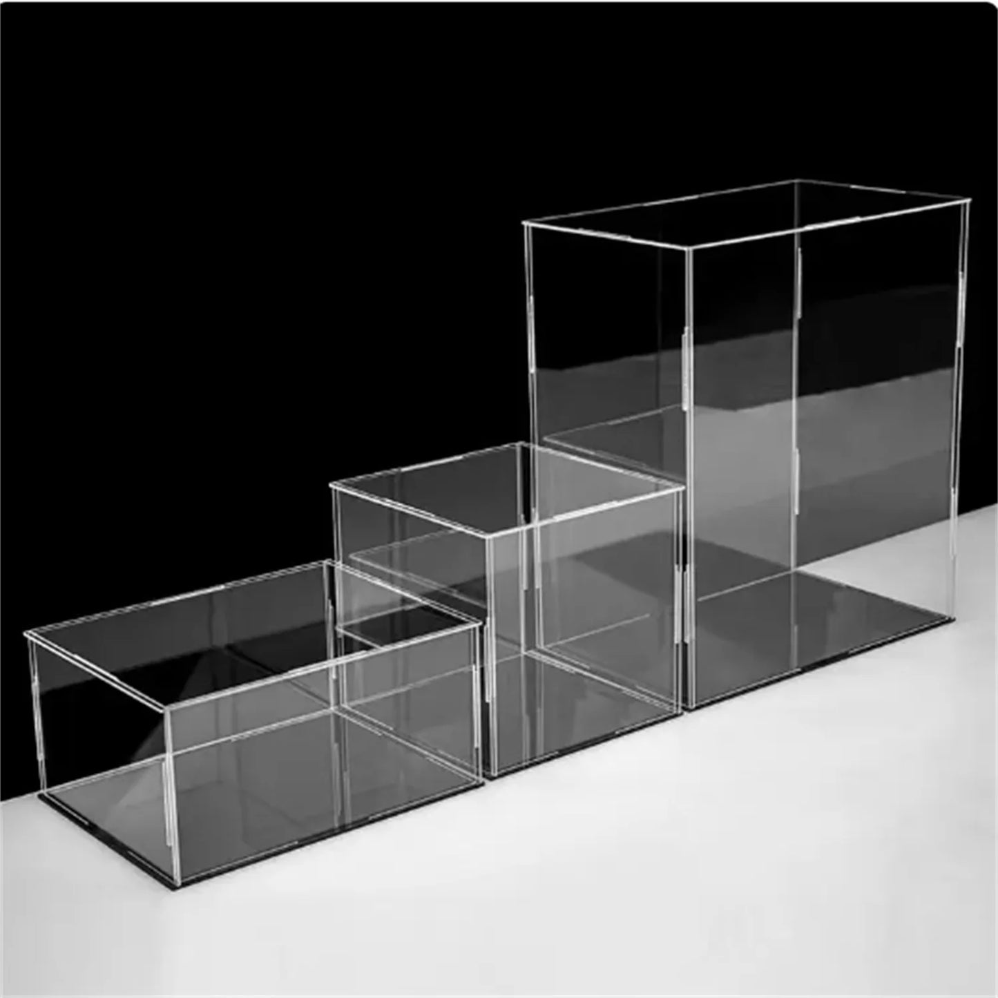 Boîte d'exposition acrylique noire pour poupées et objets de collection