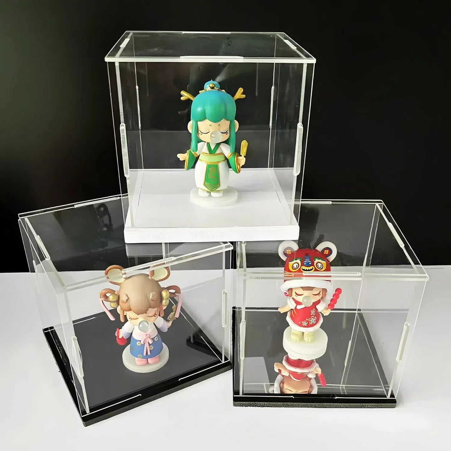 Boîte d'exposition acrylique noire pour poupées et objets de collection