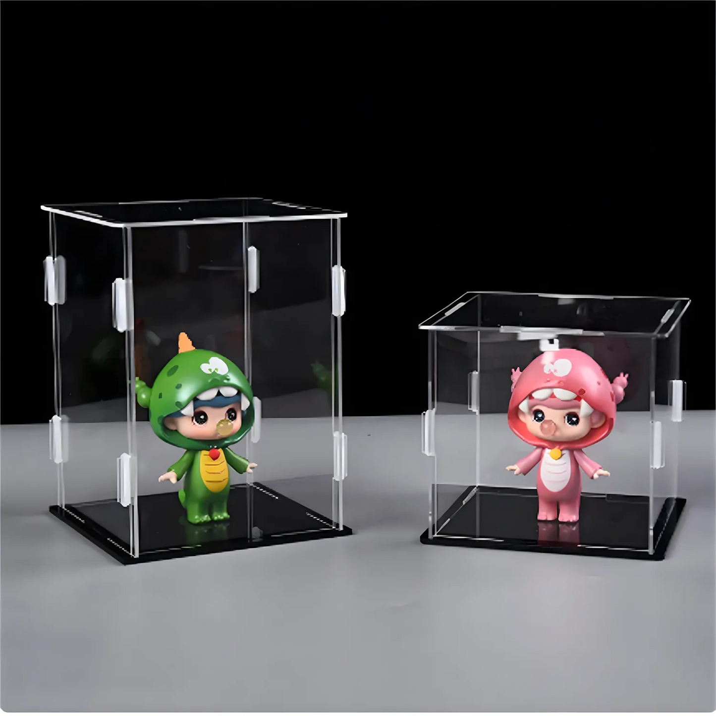 Boîte d'exposition acrylique noire pour poupées et objets de collection